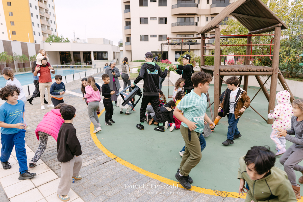Fotografia de aniversário infantil em Mogi das Cruzes dos 7 anos do Noah, celebrado em uma tarde de outono com decoração da Cerejeira Decora e recreação do Tio Beto, registrada por Dani Umezaki