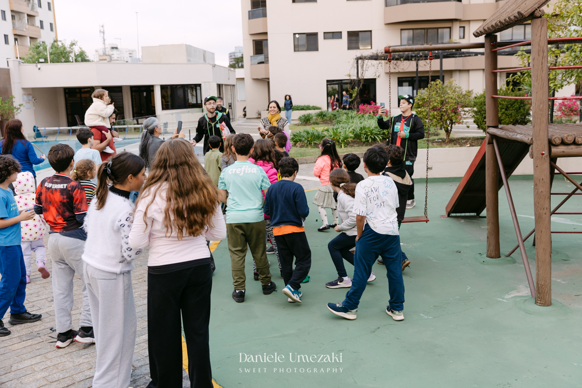 Fotografia de aniversário infantil em Mogi das Cruzes dos 7 anos do Noah, celebrado em uma tarde de outono com decoração da Cerejeira Decora e recreação do Tio Beto, registrada por Dani Umezaki