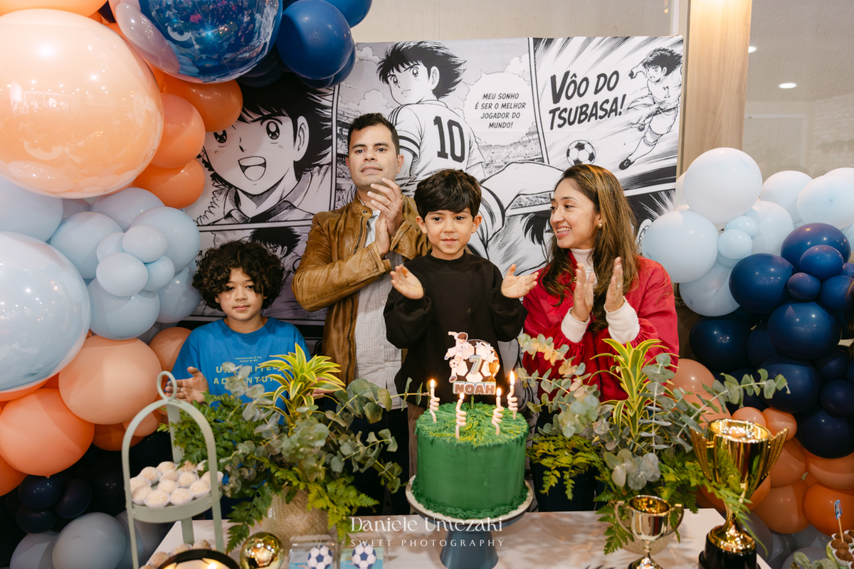 Fotografia de aniversário infantil em Mogi das Cruzes dos 7 anos do Noah, celebrado em uma tarde de outono com decoração da Cerejeira Decora e recreação do Tio Beto, registrada por Dani Umezaki