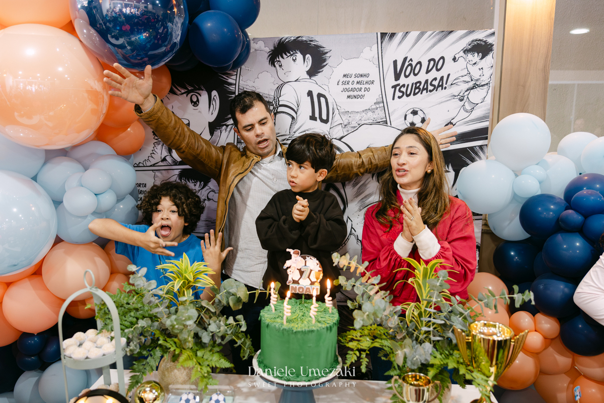 Fotografia de aniversário infantil em Mogi das Cruzes dos 7 anos do Noah, celebrado em uma tarde de outono com decoração da Cerejeira Decora e recreação do Tio Beto, registrada por Dani Umezaki