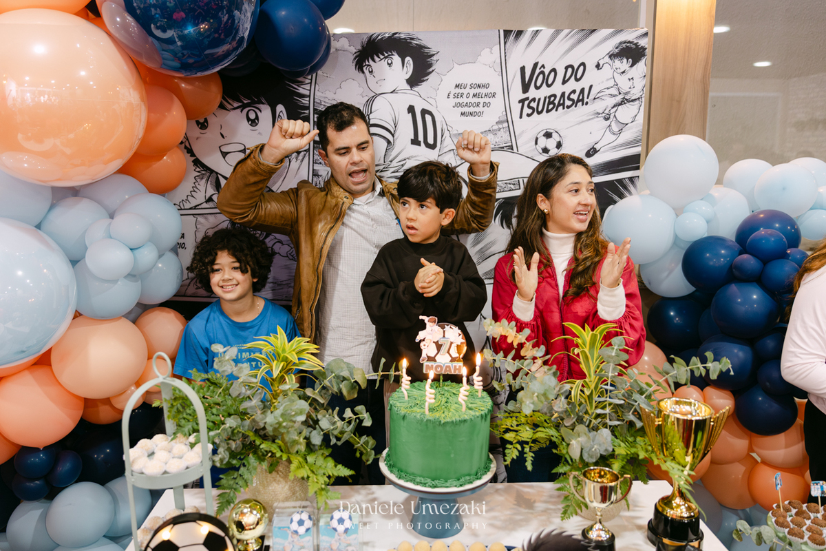 Fotografia de aniversário infantil em Mogi das Cruzes dos 7 anos do Noah, celebrado em uma tarde de outono com decoração da Cerejeira Decora e recreação do Tio Beto, registrada por Dani Umezaki