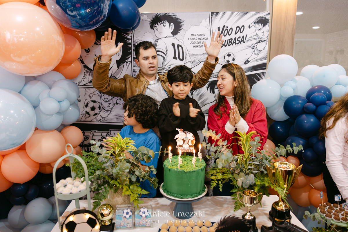 Fotografia de aniversário infantil em Mogi das Cruzes dos 7 anos do Noah, celebrado em uma tarde de outono com decoração da Cerejeira Decora e recreação do Tio Beto, registrada por Dani Umezaki