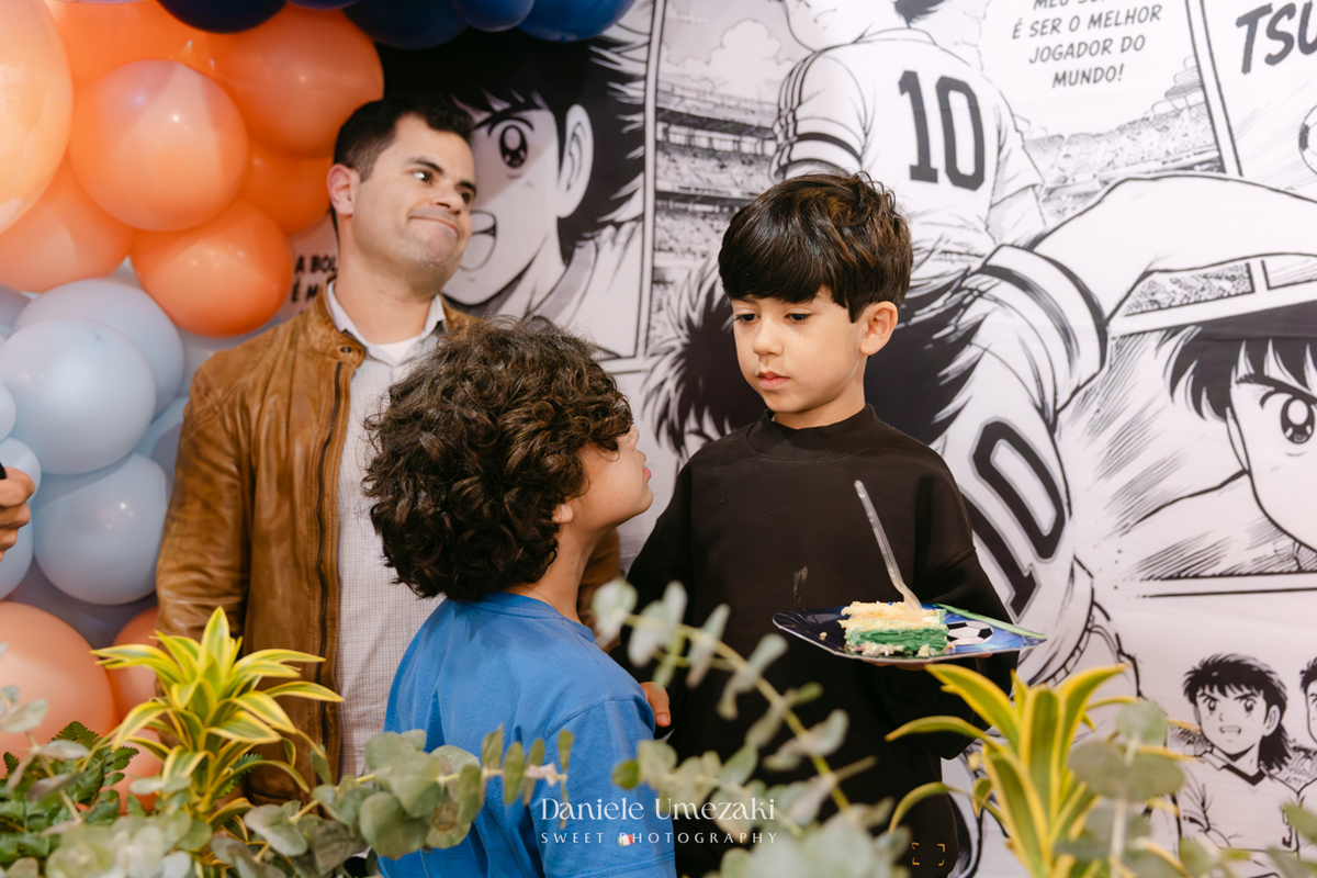 Fotografia de aniversário infantil em Mogi das Cruzes dos 7 anos do Noah, celebrado em uma tarde de outono com decoração da Cerejeira Decora e recreação do Tio Beto, registrada por Dani UmezakiFotografia de aniversário infantil em Mogi das Cruzes dos 7 an