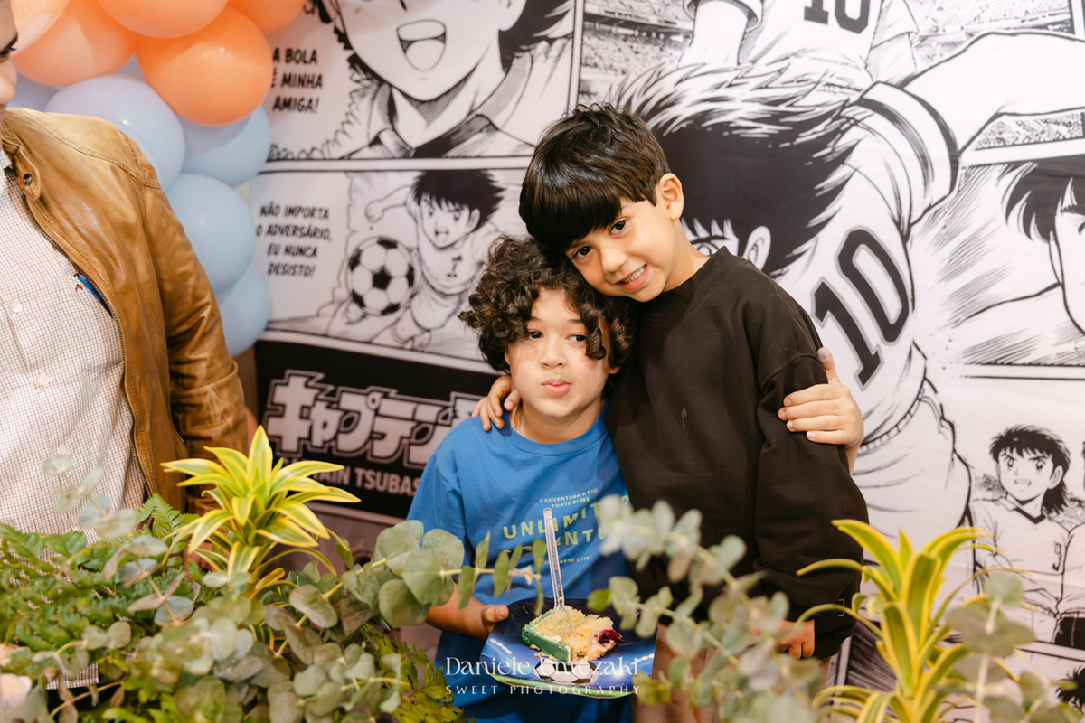 Fotografia de aniversário infantil em Mogi das Cruzes dos 7 anos do Noah, celebrado em uma tarde de outono com decoração da Cerejeira Decora e recreação do Tio Beto, registrada por Dani Umezaki