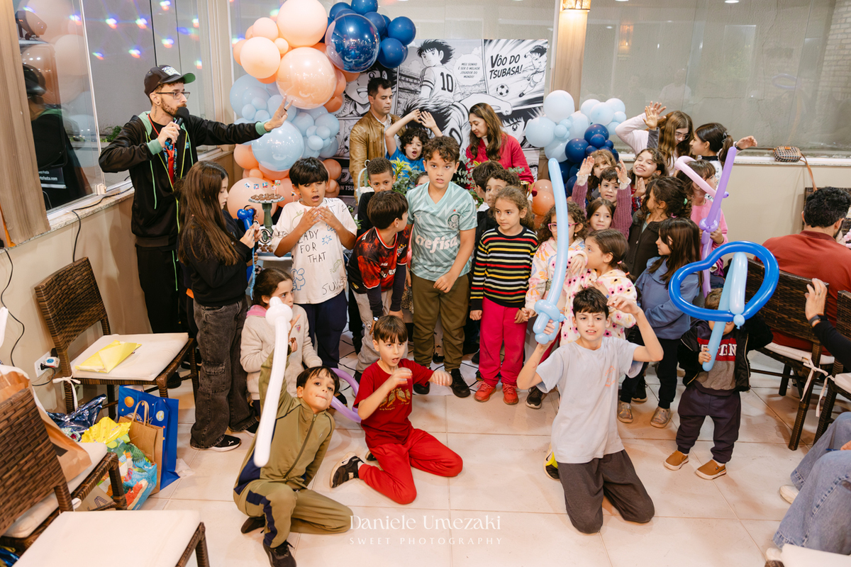 Fotografia de aniversário infantil em Mogi das Cruzes dos 7 anos do Noah, celebrado em uma tarde de outono com decoração da Cerejeira Decora e recreação do Tio Beto, registrada por Dani Umezaki
