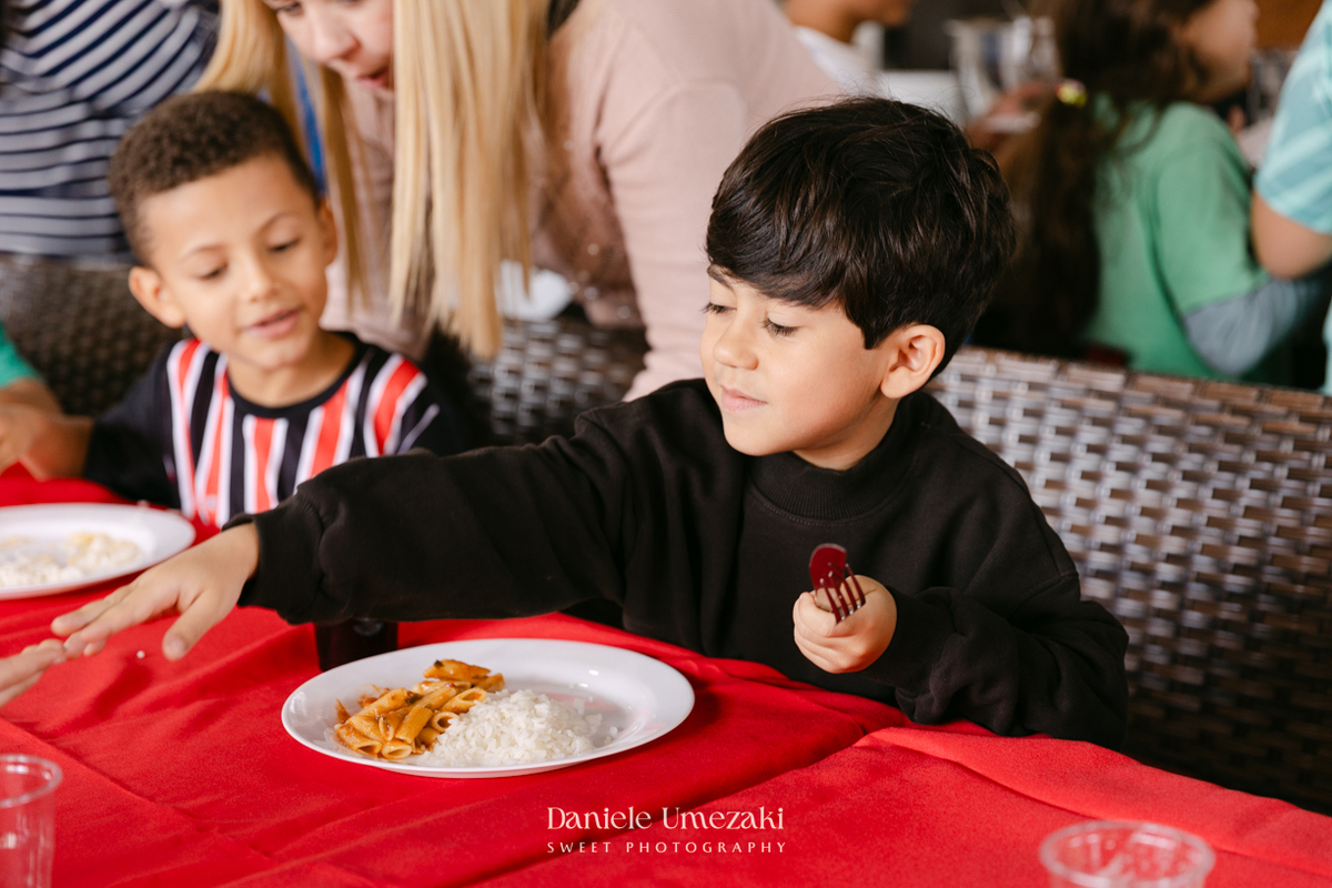 Fotografia de aniversário infantil em Mogi das Cruzes dos 7 anos do Noah, celebrado em uma tarde de outono com decoração da Cerejeira Decora e recreação do Tio Beto, registrada por Dani Umezaki
