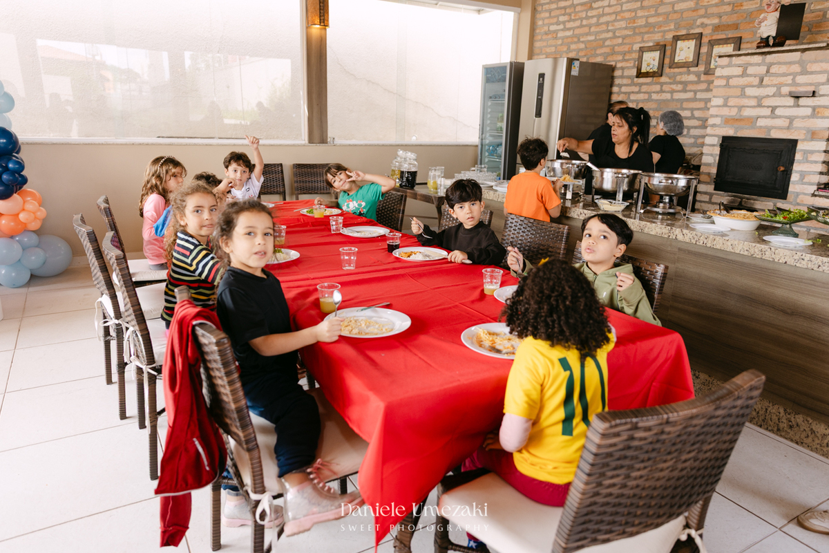 Fotografia de aniversário infantil em Mogi das Cruzes dos 7 anos do Noah, celebrado em uma tarde de outono com decoração da Cerejeira Decora e recreação do Tio Beto, registrada por Dani Umezaki