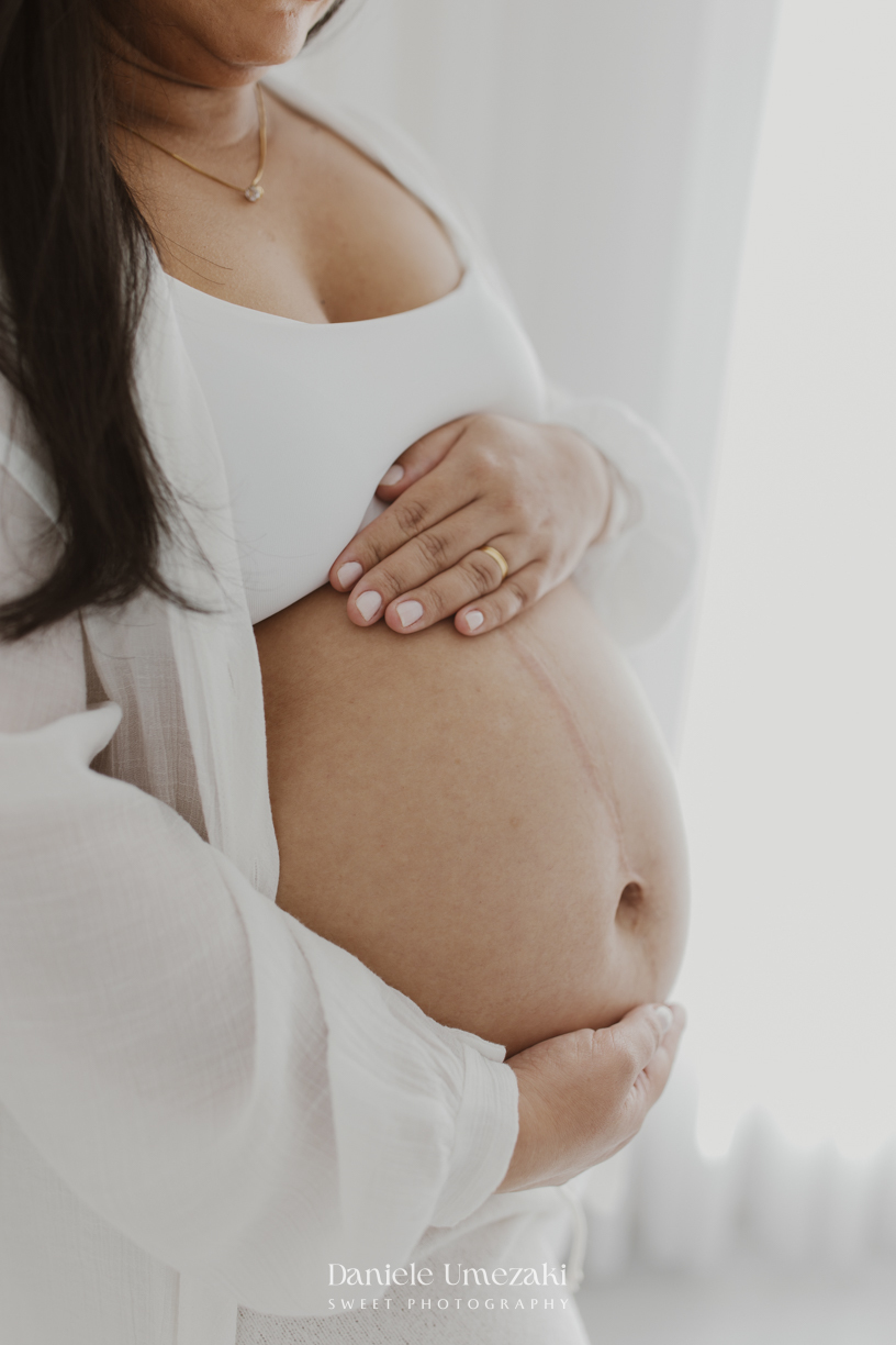 Ensaio gestante em estúdio em Mogi das Cruzes de Cíntia e Rui, registrando a espera pelo bebê com fotografias leves, naturais e atemporais realizadas por Dani Umezaki.