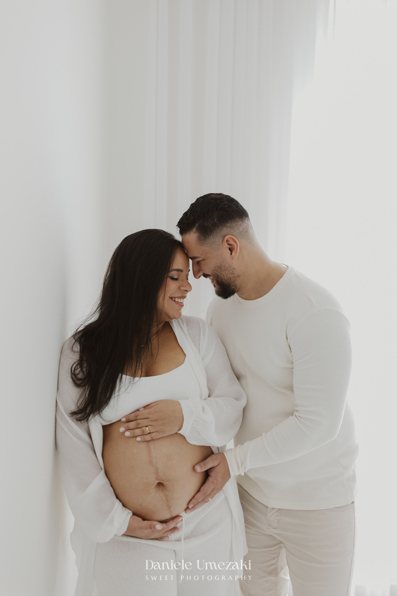 Ensaio gestante em estúdio em Mogi das Cruzes de Cíntia e Rui, registrando a espera pelo bebê com fotografias leves, naturais e atemporais realizadas por Dani Umezaki.