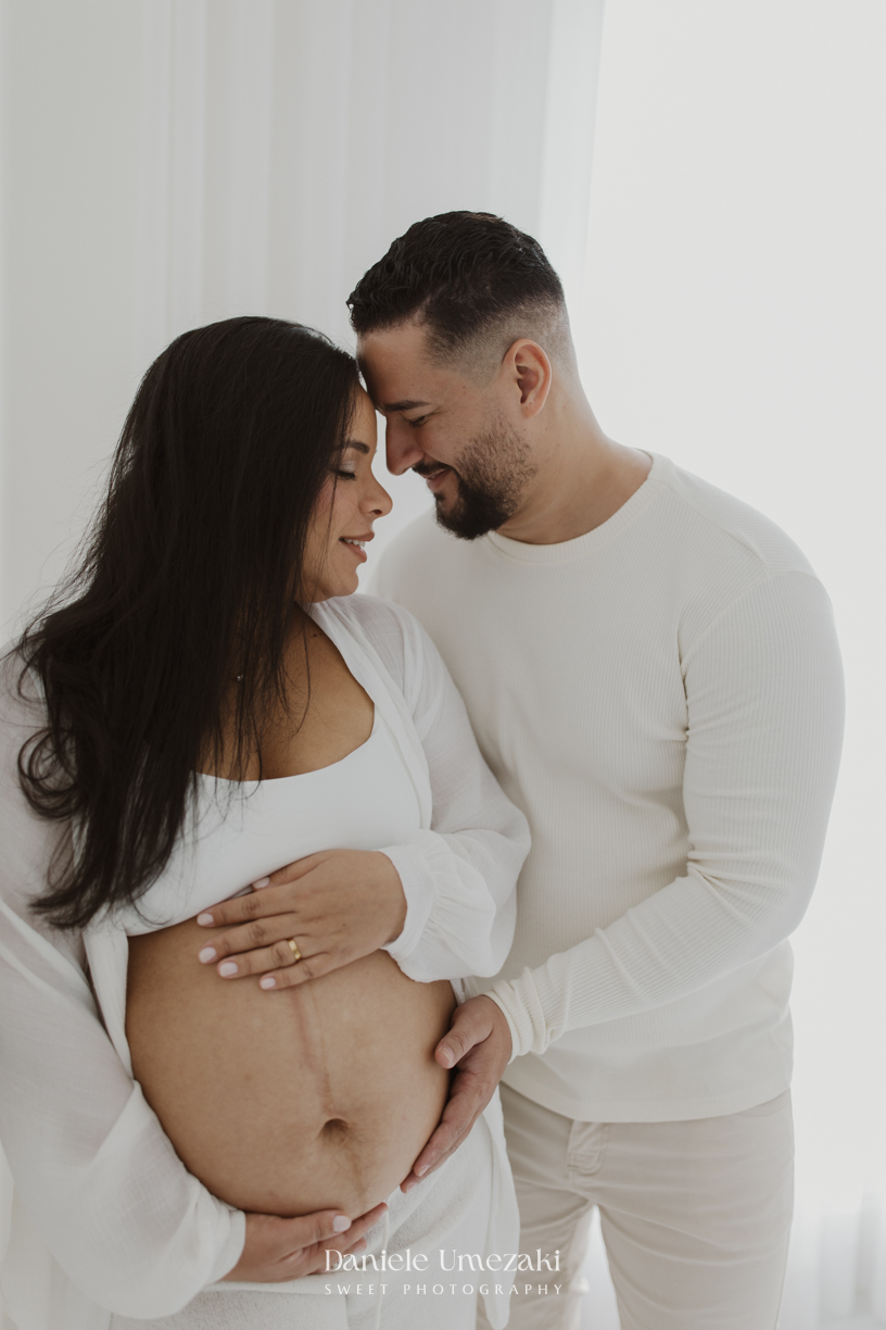 Ensaio gestante em estúdio em Mogi das Cruzes de Cíntia e Rui, registrando a espera pelo bebê com fotografias leves, naturais e atemporais realizadas por Dani Umezaki.