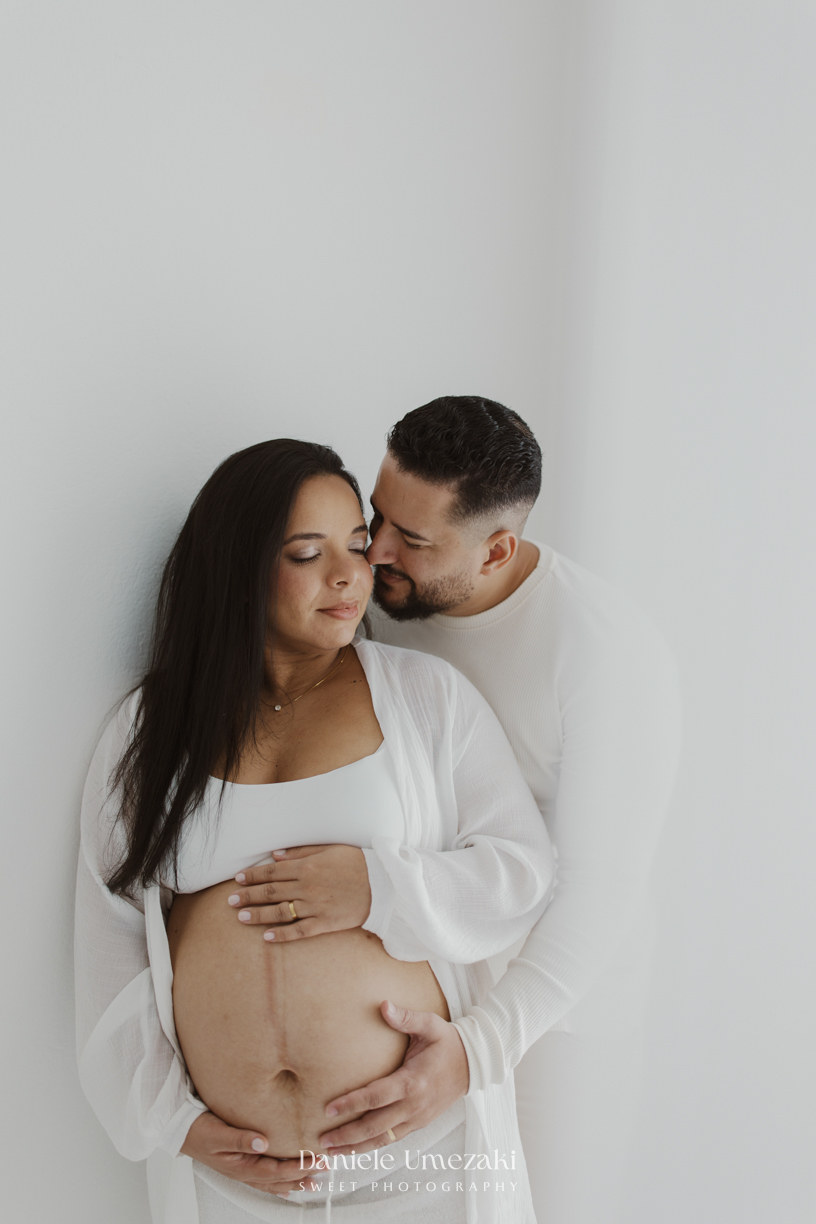Ensaio gestante em estúdio em Mogi das Cruzes de Cíntia e Rui, registrando a espera pelo bebê com fotografias leves, naturais e atemporais realizadas por Dani Umezaki.
