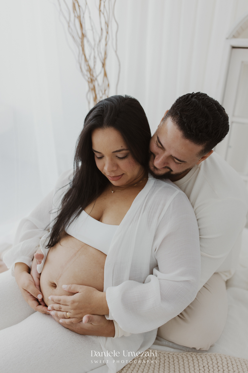 Ensaio gestante em estúdio em Mogi das Cruzes de Cíntia e Rui, registrando a espera pelo bebê com fotografias leves, naturais e atemporais realizadas por Dani Umezaki.