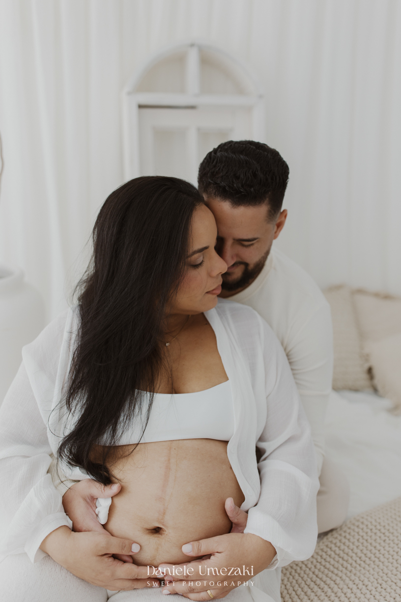 Ensaio gestante em estúdio em Mogi das Cruzes de Cíntia e Rui, registrando a espera pelo bebê com fotografias leves, naturais e atemporais realizadas por Dani Umezaki.