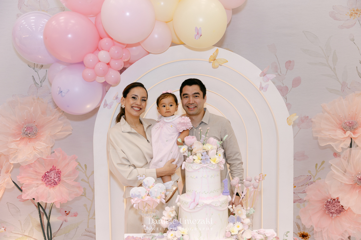 Aniversário de 1 ano da Luiza realizado no Buffet Santa Arruaça em Mogi das Cruzes, com decoração Jardim da Luiza assinada pela Doce de Laço e registrado por Dani Umezaki