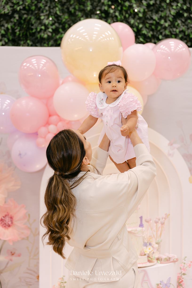Aniversário de 1 ano da Luiza realizado no Buffet Santa Arruaça em Mogi das Cruzes, com decoração Jardim da Luiza assinada pela Doce de Laço e registrado por Dani Umezaki