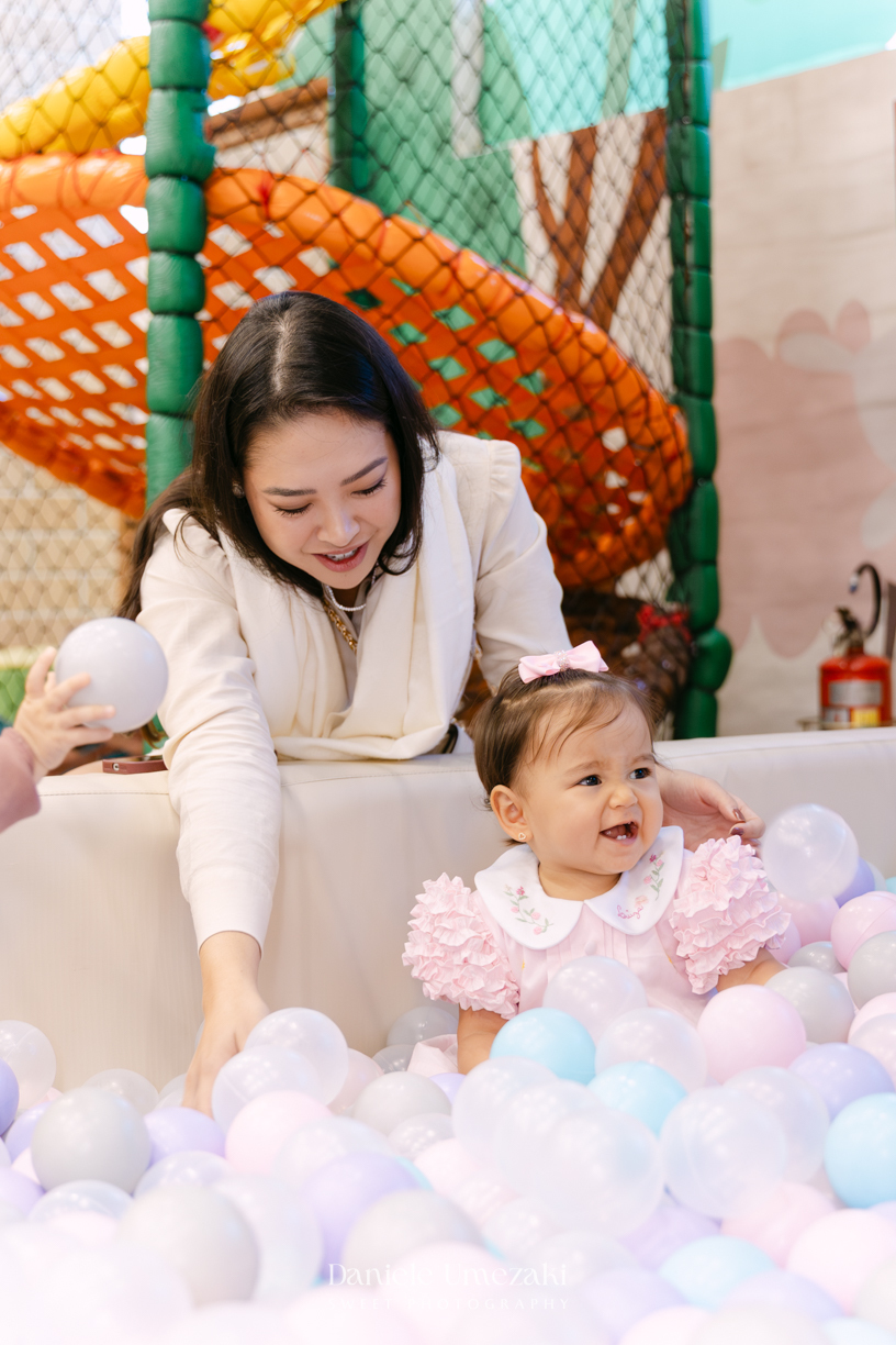 Aniversário de 1 ano da Luiza realizado no Buffet Santa Arruaça em Mogi das Cruzes, com decoração Jardim da Luiza assinada pela Doce de Laço e registrado por Dani Umezaki