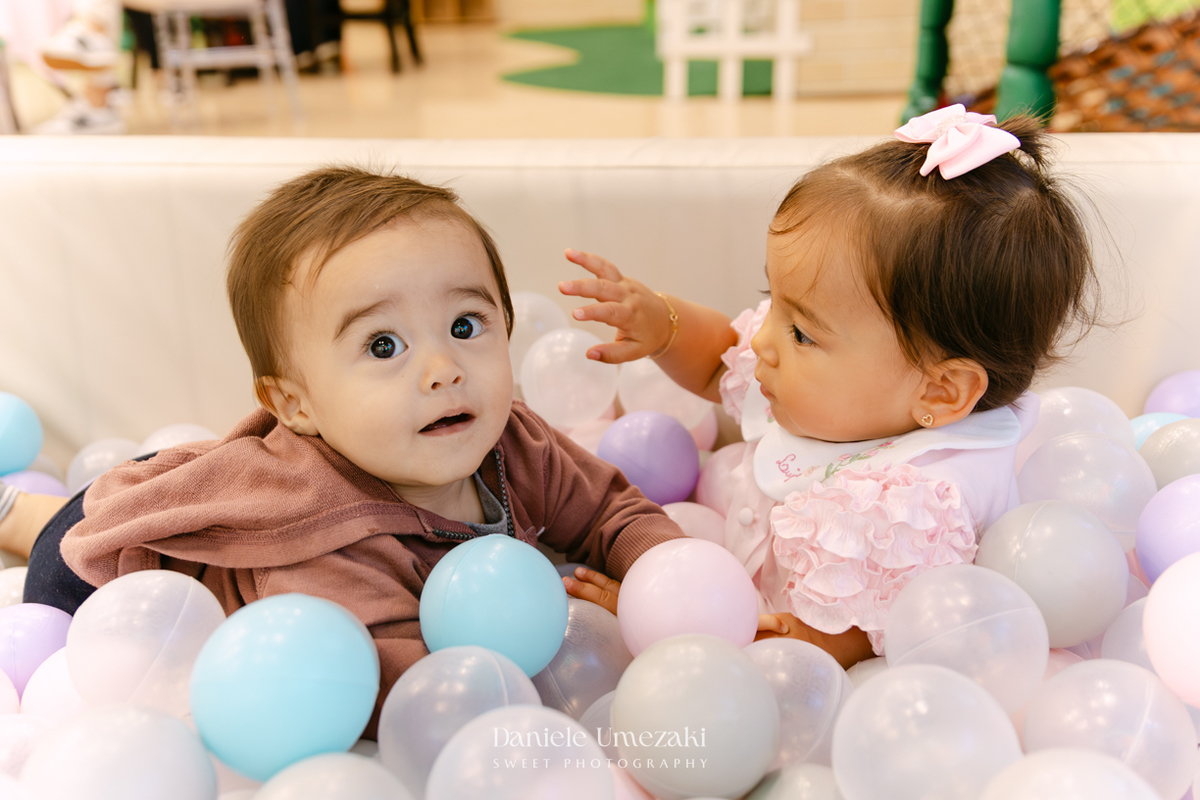 Aniversário de 1 ano da Luiza realizado no Buffet Santa Arruaça em Mogi das Cruzes, com decoração Jardim da Luiza assinada pela Doce de Laço e registrado por Dani Umezaki