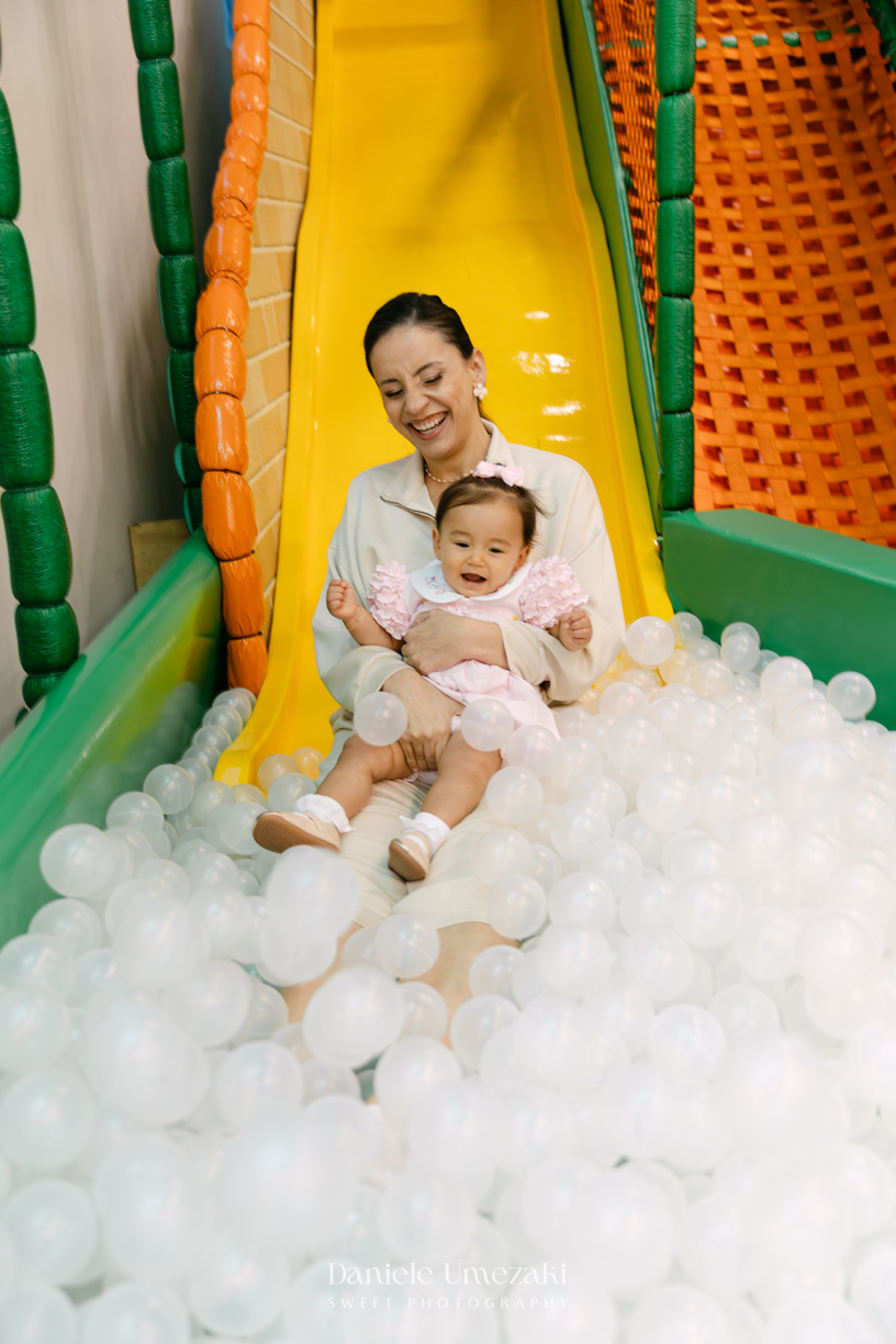 Aniversário de 1 ano da Luiza realizado no Buffet Santa Arruaça em Mogi das Cruzes, com decoração Jardim da Luiza assinada pela Doce de Laço e registrado por Dani Umezaki
