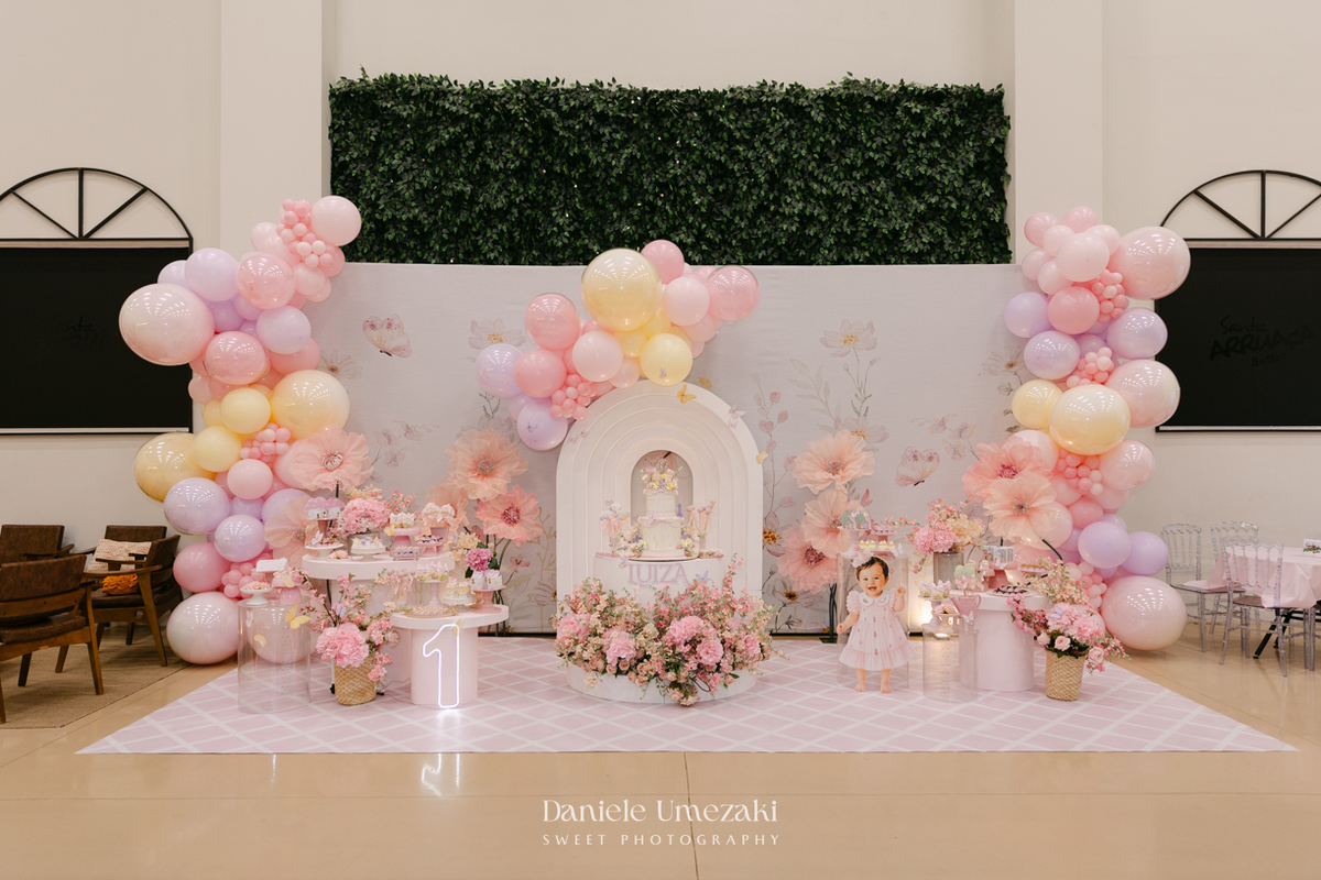 Aniversário de 1 ano da Luiza realizado no Buffet Santa Arruaça em Mogi das Cruzes, com decoração Jardim da Luiza assinada pela Doce de Laço e registrado por Dani Umezaki