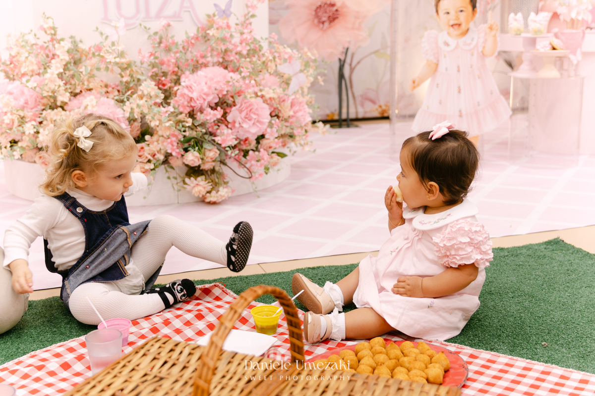 Aniversário de 1 ano da Luiza realizado no Buffet Santa Arruaça em Mogi das Cruzes, com decoração Jardim da Luiza assinada pela Doce de Laço e registrado por Dani Umezaki