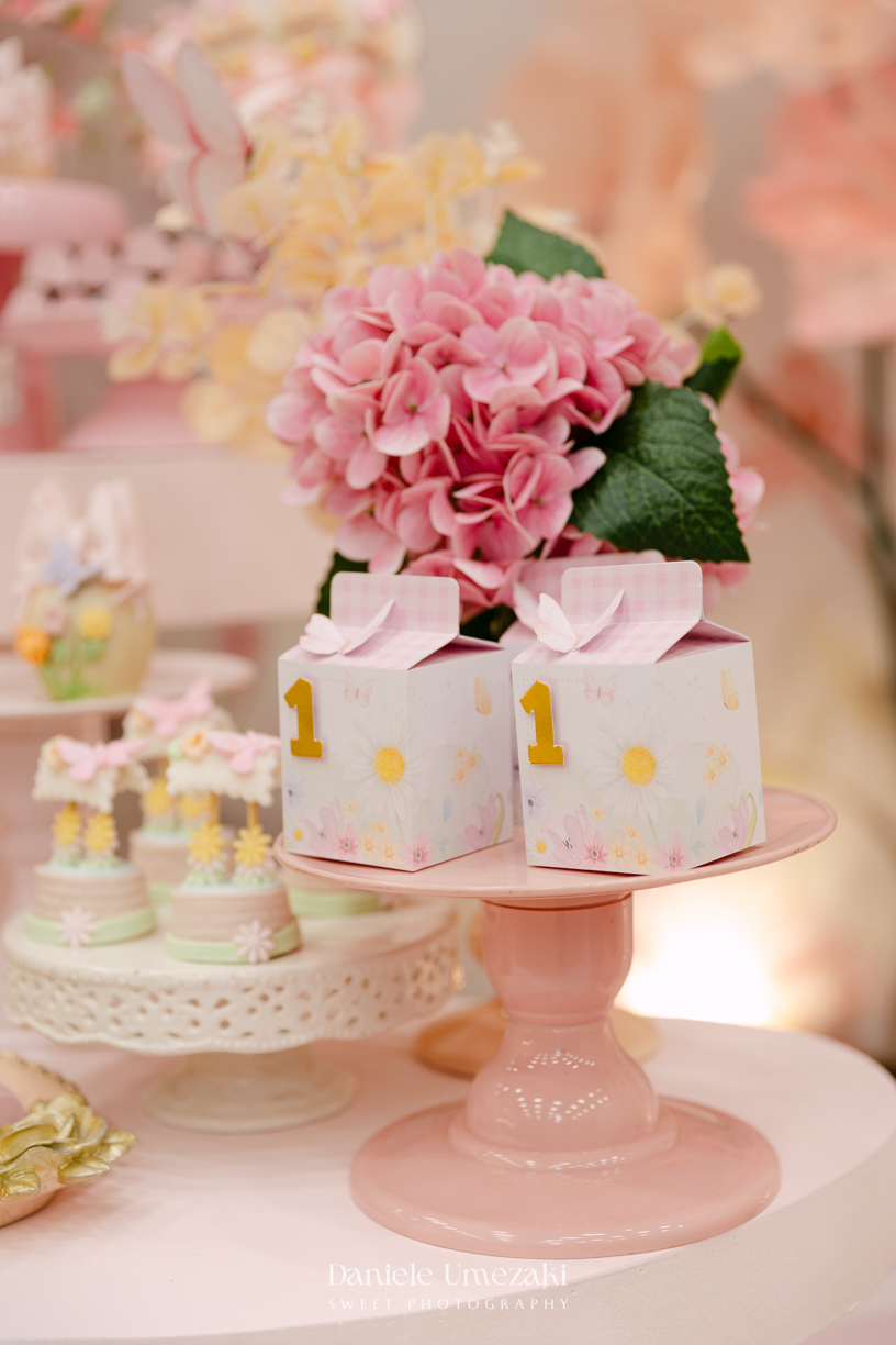 Aniversário de 1 ano da Luiza realizado no Buffet Santa Arruaça em Mogi das Cruzes, com decoração Jardim da Luiza assinada pela Doce de Laço e registrado por Dani Umezaki