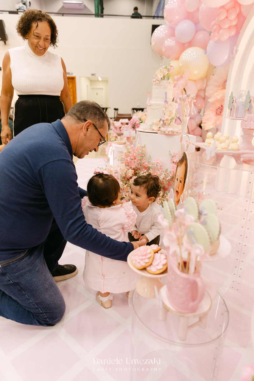 Aniversário de 1 ano da Luiza realizado no Buffet Santa Arruaça em Mogi das Cruzes, com decoração Jardim da Luiza assinada pela Doce de Laço e registrado por Dani Umezaki