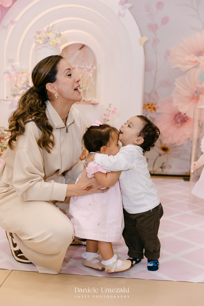 Aniversário de 1 ano da Luiza realizado no Buffet Santa Arruaça em Mogi das Cruzes, com decoração Jardim da Luiza assinada pela Doce de Laço e registrado por Dani Umezaki