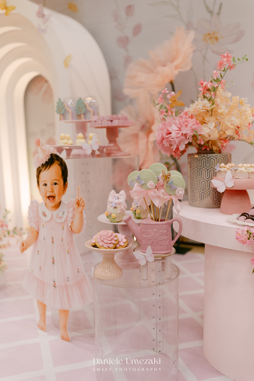 Aniversário de 1 ano da Luiza realizado no Buffet Santa Arruaça em Mogi das Cruzes, com decoração Jardim da Luiza assinada pela Doce de Laço e registrado por Dani Umezaki