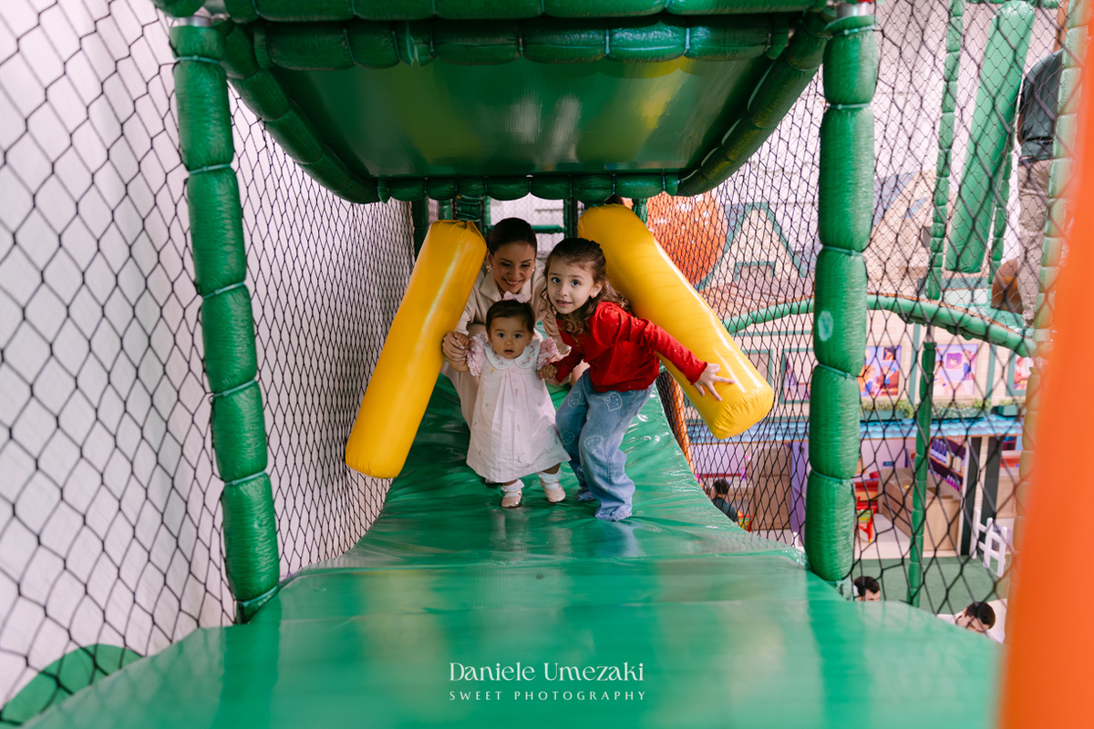 Aniversário de 1 ano da Luiza realizado no Buffet Santa Arruaça em Mogi das Cruzes, com decoração Jardim da Luiza assinada pela Doce de Laço e registrado por Dani Umezaki