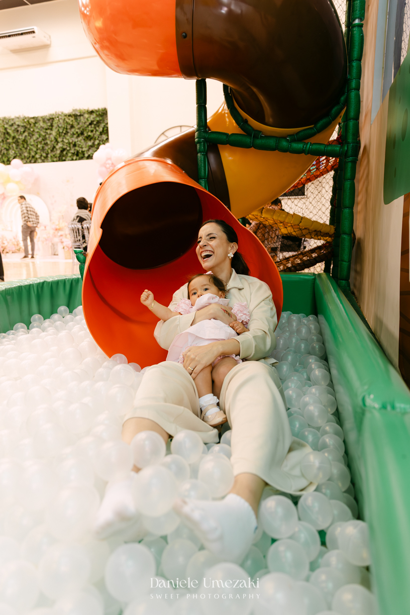 Aniversário de 1 ano da Luiza realizado no Buffet Santa Arruaça em Mogi das Cruzes, com decoração Jardim da Luiza assinada pela Doce de Laço e registrado por Dani Umezaki