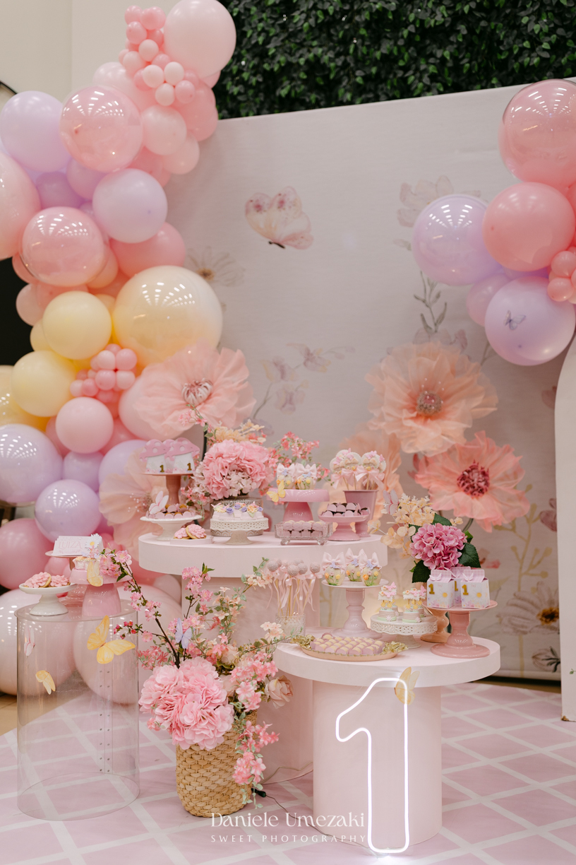 Aniversário de 1 ano da Luiza realizado no Buffet Santa Arruaça em Mogi das Cruzes, com decoração Jardim da Luiza assinada pela Doce de Laço e registrado por Dani Umezaki
