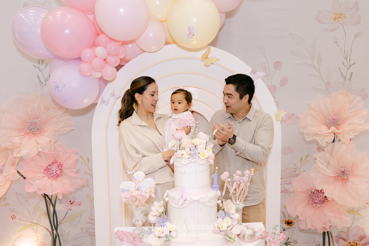 Aniversário de 1 ano da Luiza realizado no Buffet Santa Arruaça em Mogi das Cruzes, com decoração Jardim da Luiza assinada pela Doce de Laço e registrado por Dani Umezaki