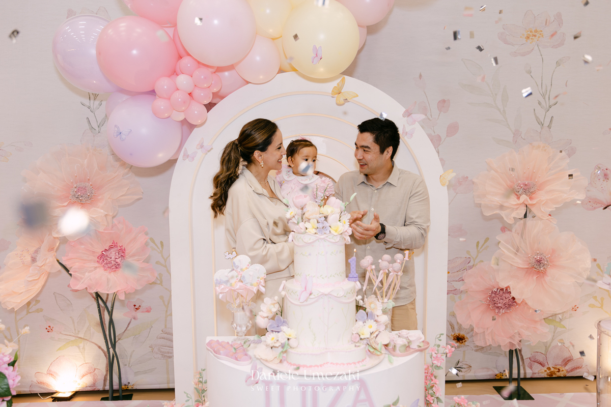 Aniversário de 1 ano da Luiza realizado no Buffet Santa Arruaça em Mogi das Cruzes, com decoração Jardim da Luiza assinada pela Doce de Laço e registrado por Dani Umezaki