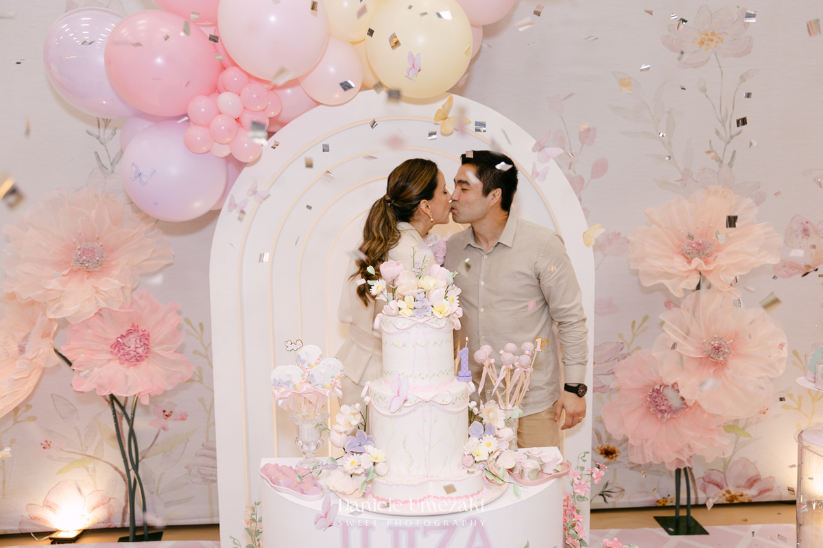 Aniversário de 1 ano da Luiza realizado no Buffet Santa Arruaça em Mogi das Cruzes, com decoração Jardim da Luiza assinada pela Doce de Laço e registrado por Dani Umezaki