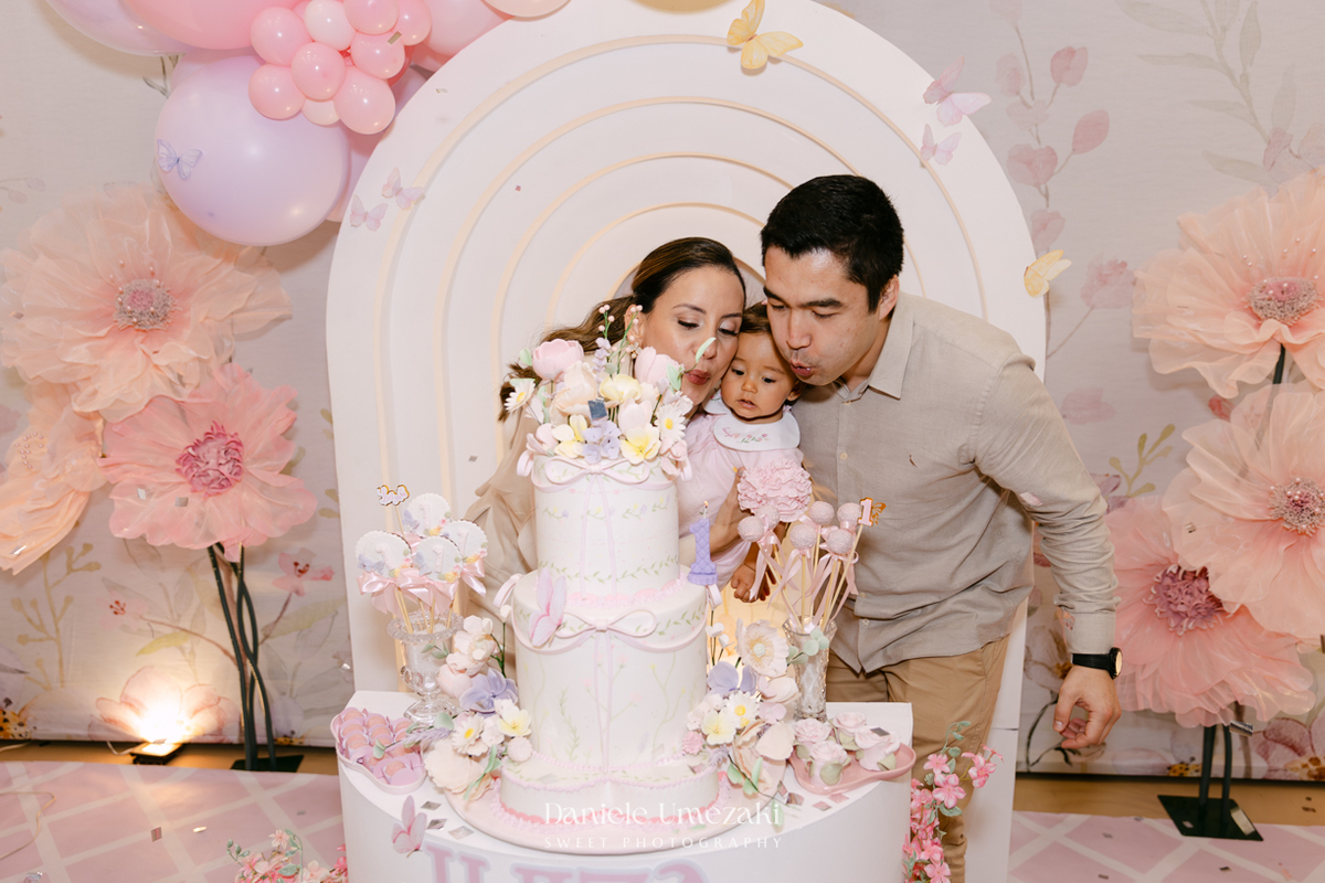 Aniversário de 1 ano da Luiza realizado no Buffet Santa Arruaça em Mogi das Cruzes, com decoração Jardim da Luiza assinada pela Doce de Laço e registrado por Dani Umezaki