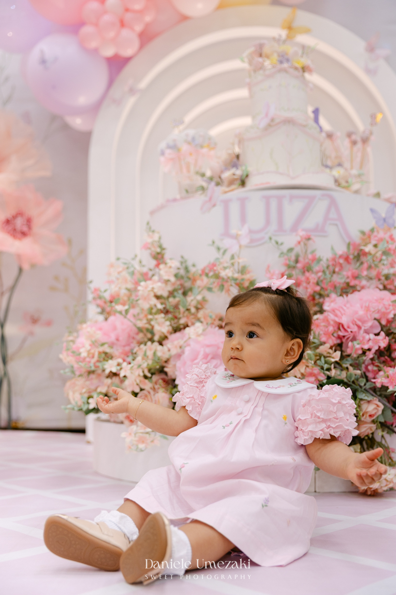 Aniversário de 1 ano da Luiza realizado no Buffet Santa Arruaça em Mogi das Cruzes, com decoração Jardim da Luiza assinada pela Doce de Laço e registrado por Dani Umezaki