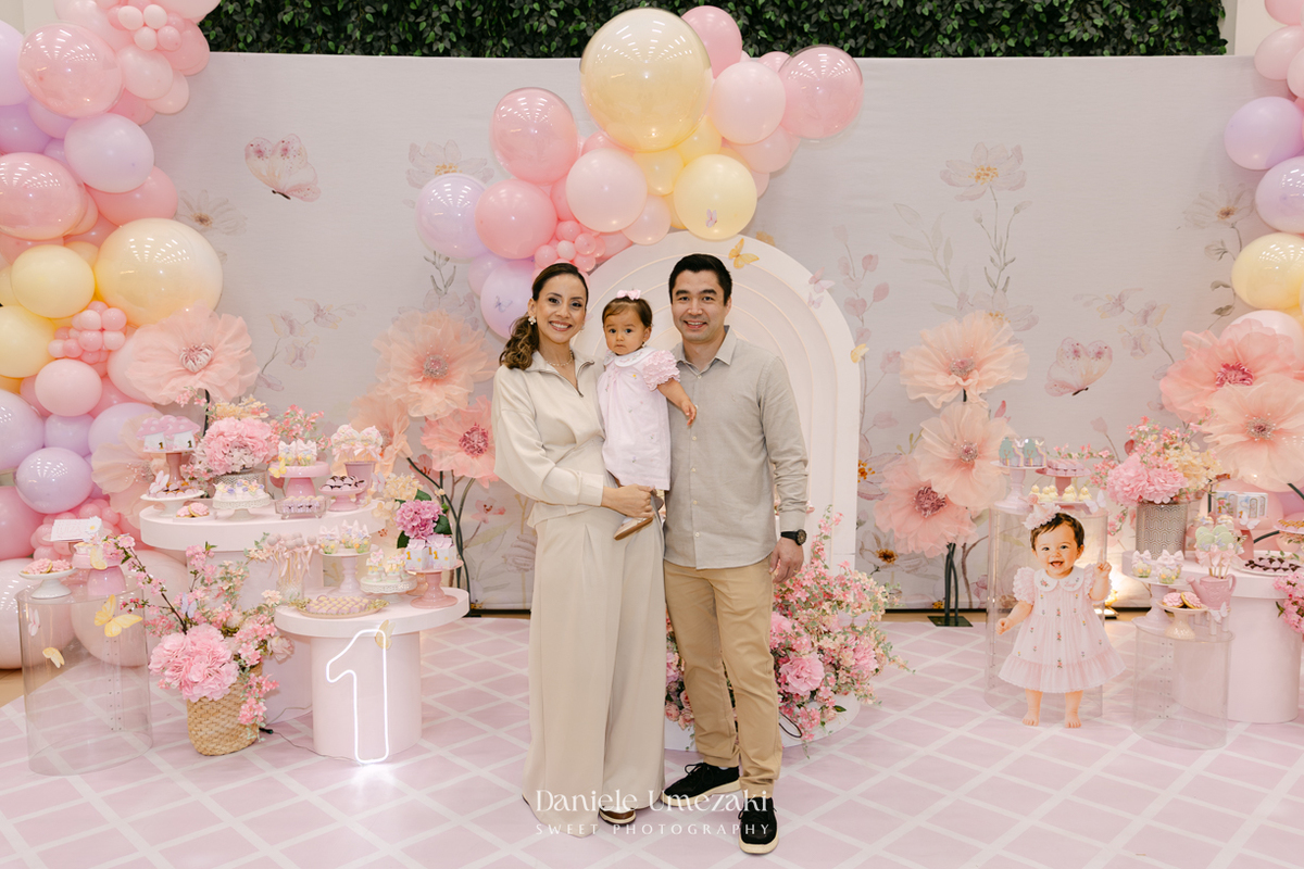 Aniversário de 1 ano da Luiza realizado no Buffet Santa Arruaça em Mogi das Cruzes, com decoração Jardim da Luiza assinada pela Doce de Laço e registrado por Dani Umezaki