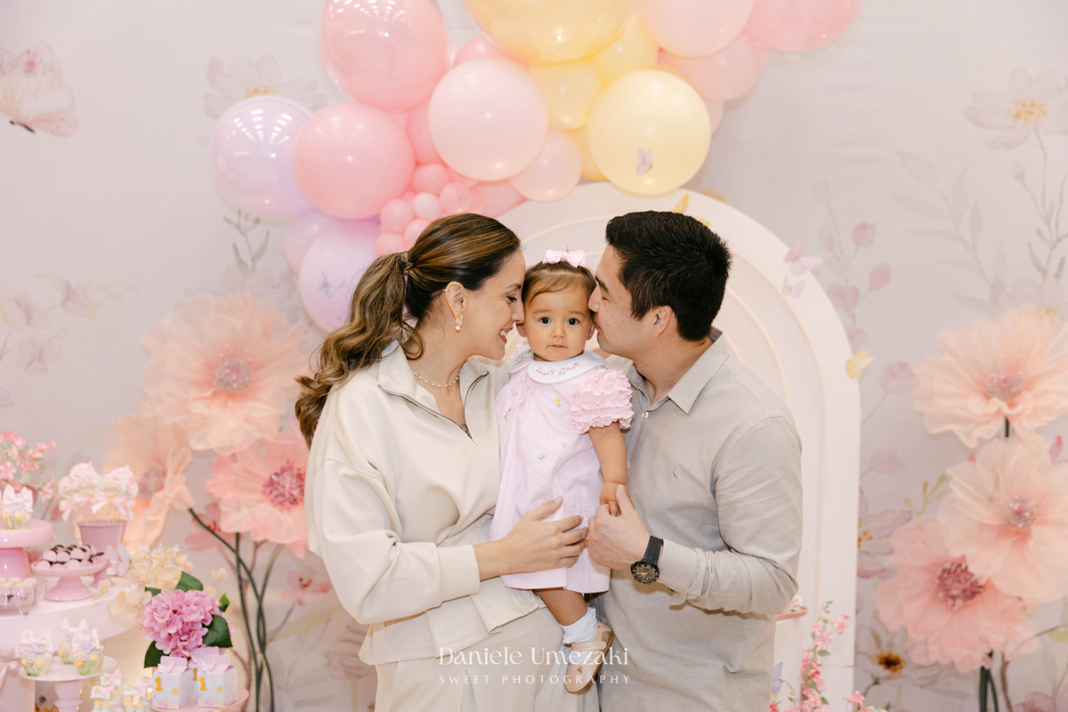 Aniversário de 1 ano da Luiza realizado no Buffet Santa Arruaça em Mogi das Cruzes, com decoração Jardim da Luiza assinada pela Doce de Laço e registrado por Dani Umezaki