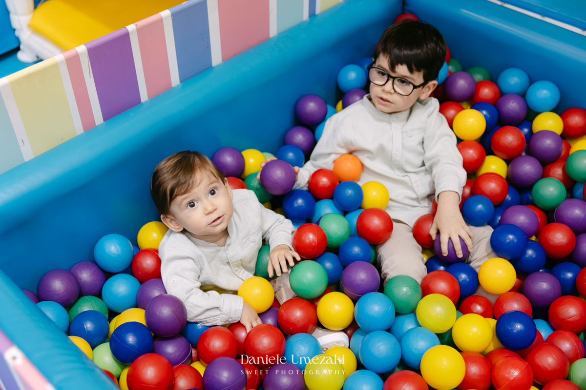 Aniversário de 1 ano do Thiago realizado no Buffet Jokempô em Mogi das Cruzes, registrado por Dani Umezaki com fotografias espontâneas e cheias de emoção