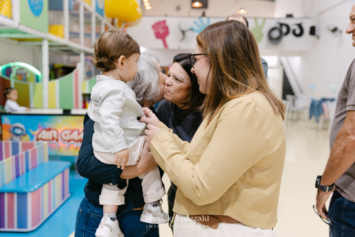 Aniversário de 1 ano do Thiago realizado no Buffet Jokempô em Mogi das Cruzes, registrado por Dani Umezaki com fotografias espontâneas e cheias de emoção