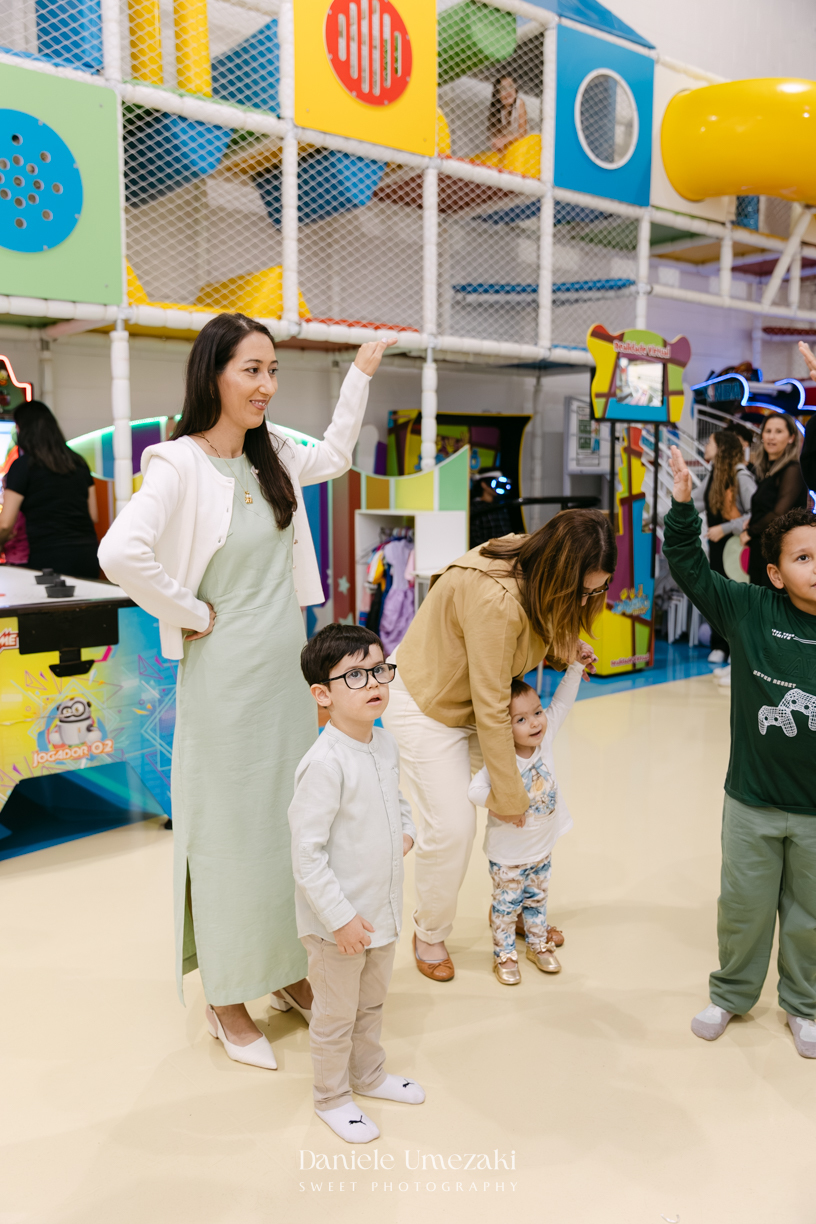 Aniversário de 1 ano do Thiago realizado no Buffet Jokempô em Mogi das Cruzes, registrado por Dani Umezaki com fotografias espontâneas e cheias de emoção