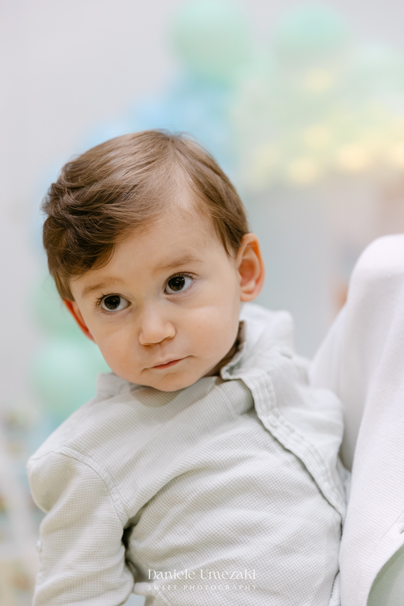 Aniversário de 1 ano do Thiago realizado no Buffet Jokempô em Mogi das Cruzes, registrado por Dani Umezaki com fotografias espontâneas e cheias de emoção