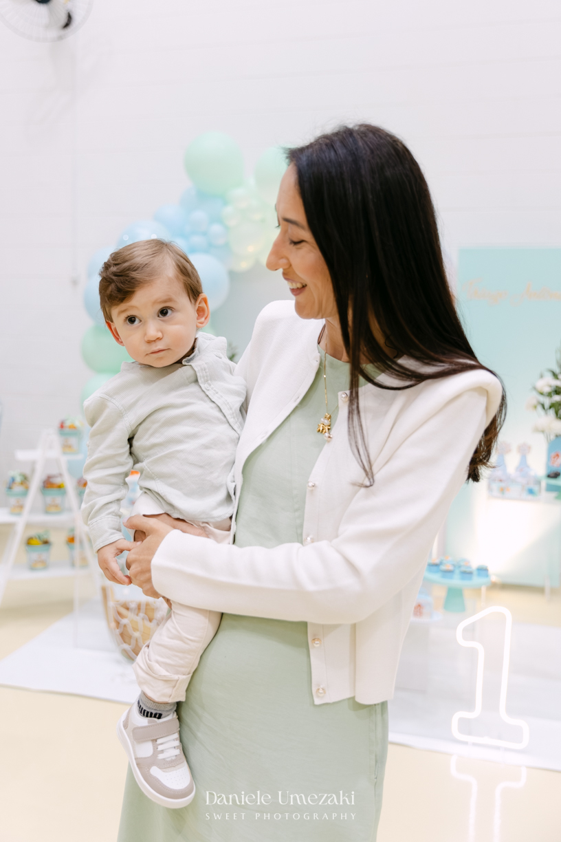 Aniversário de 1 ano do Thiago realizado no Buffet Jokempô em Mogi das Cruzes, registrado por Dani Umezaki com fotografias espontâneas e cheias de emoção