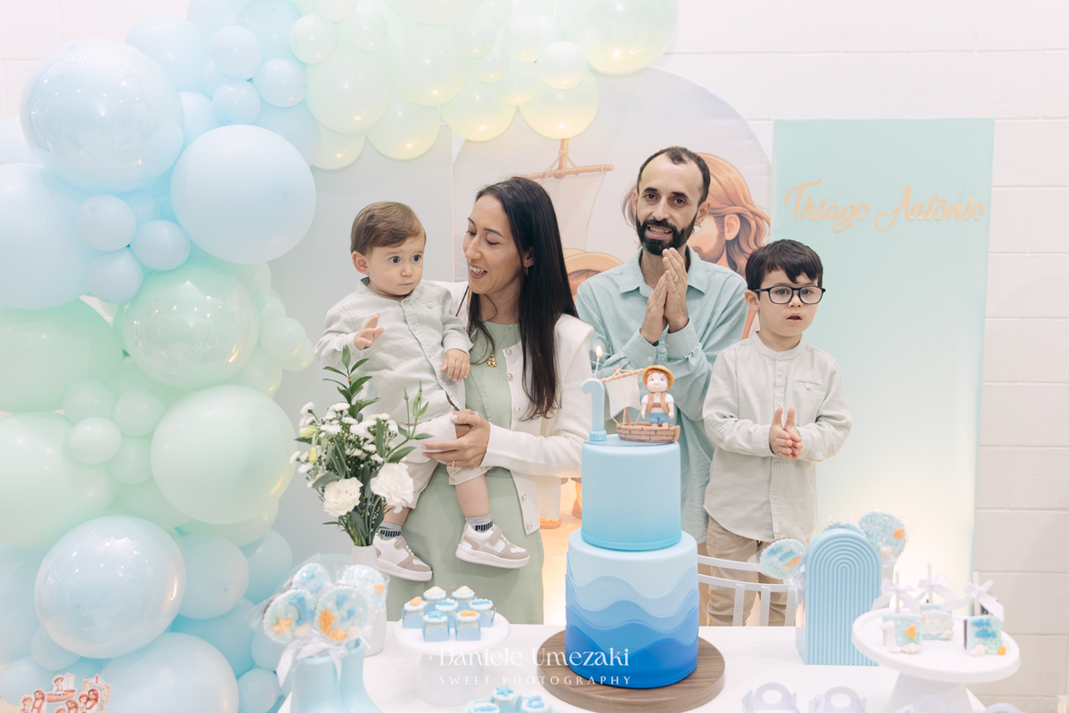 Aniversário de 1 ano do Thiago realizado no Buffet Jokempô em Mogi das Cruzes, registrado por Dani Umezaki com fotografias espontâneas e cheias de emoção