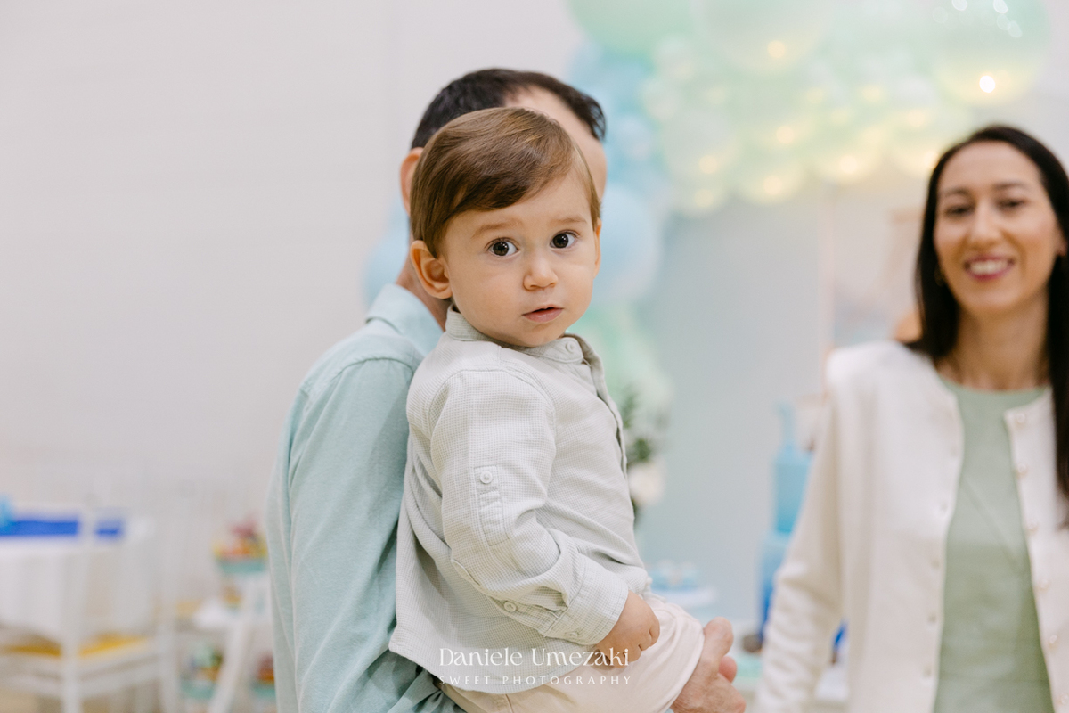 Aniversário de 1 ano do Thiago realizado no Buffet Jokempô em Mogi das Cruzes, registrado por Dani Umezaki com fotografias espontâneas e cheias de emoção