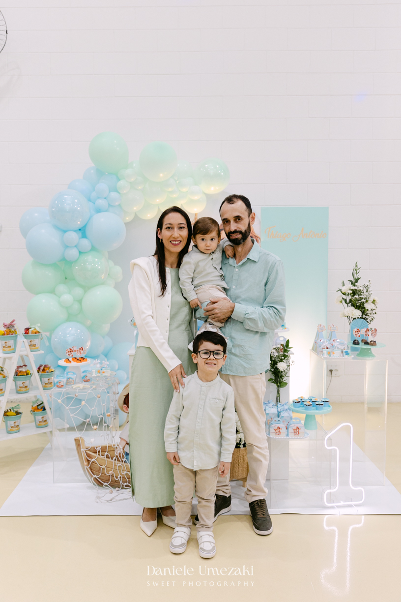 Aniversário de 1 ano do Thiago realizado no Buffet Jokempô em Mogi das Cruzes, registrado por Dani Umezaki com fotografias espontâneas e cheias de emoção