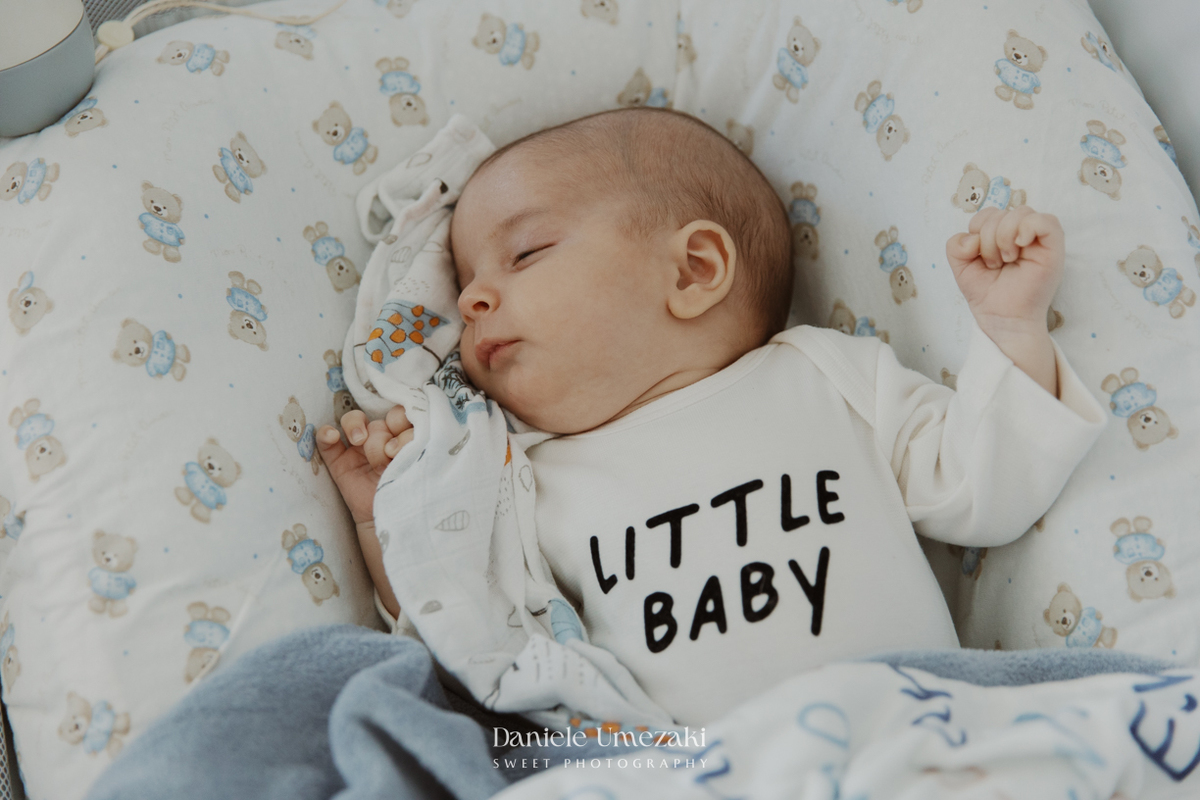 Família reunida durante ensaio lifestyle em casa em Arujá com o bebê Enrico de 2 meses, registrado por Dani Umezaki com fotografia leve, natural e atemporal