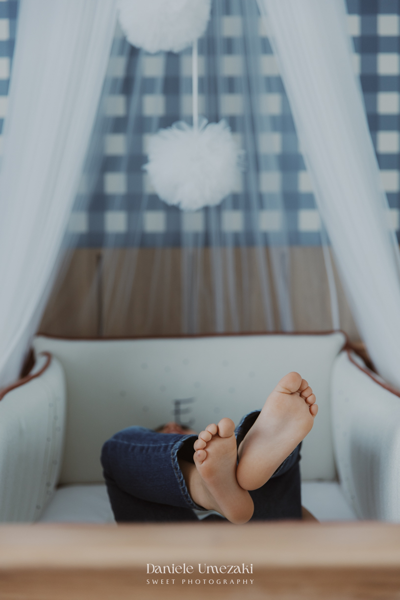 Família reunida durante ensaio lifestyle em casa em Arujá com o bebê Enrico de 2 meses, registrado por Dani Umezaki com fotografia leve, natural e atemporal