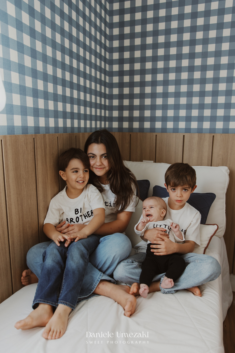 Família reunida durante ensaio lifestyle em casa em Arujá com o bebê Enrico de 2 meses, registrado por Dani Umezaki com fotografia leve, natural e atemporal