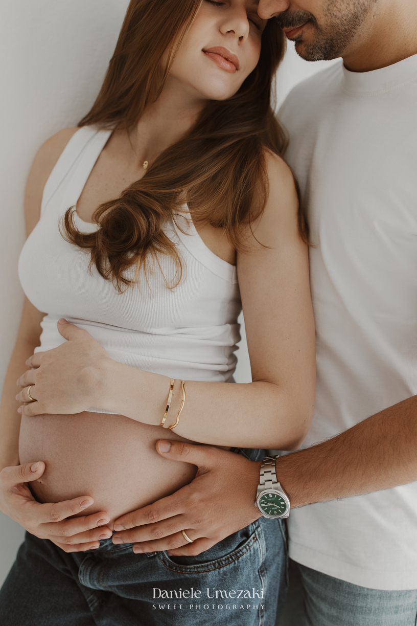 Melissa e Fernando durante ensaio gestante em estúdio em Mogi das Cruzes, registrando a espera pela bebê Maria Antônia em um ensaio leve e atemporal